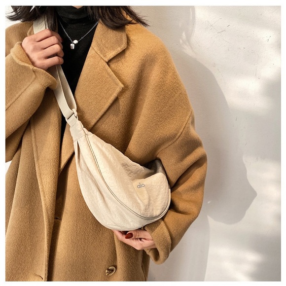 🍇 Alo Yoga Crossbody Bag - Picture 4 of 5